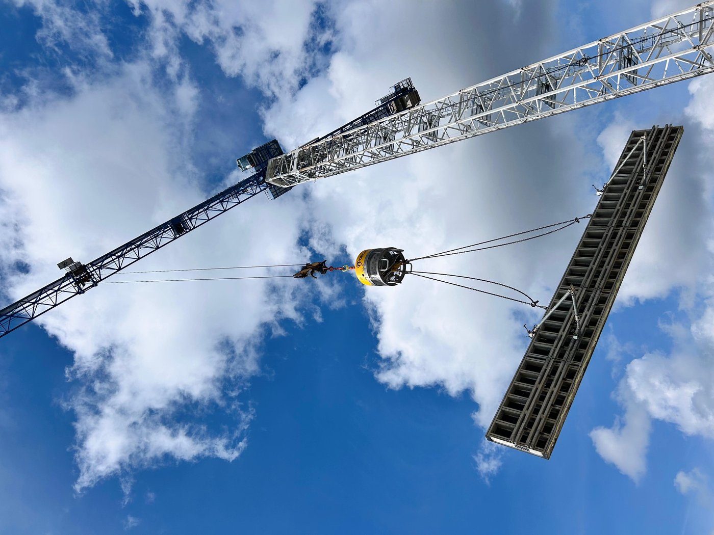 Ludwig System — a lifting process on a construction site